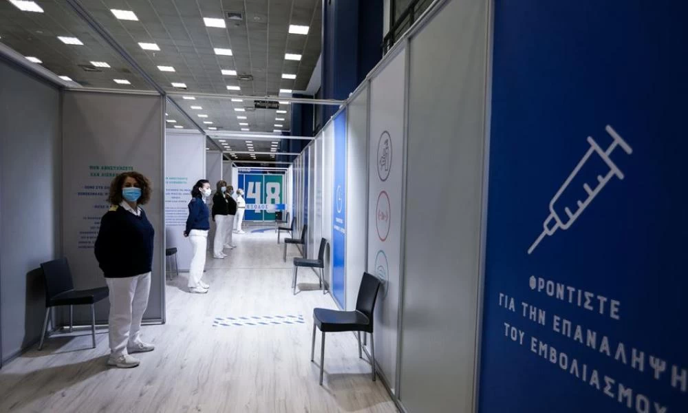 Ξαναγεμίζουν τα εμβολιαστικά κέντρα: Η "πειθώ" της κυβέρνησης έφερε αποτελέσματα